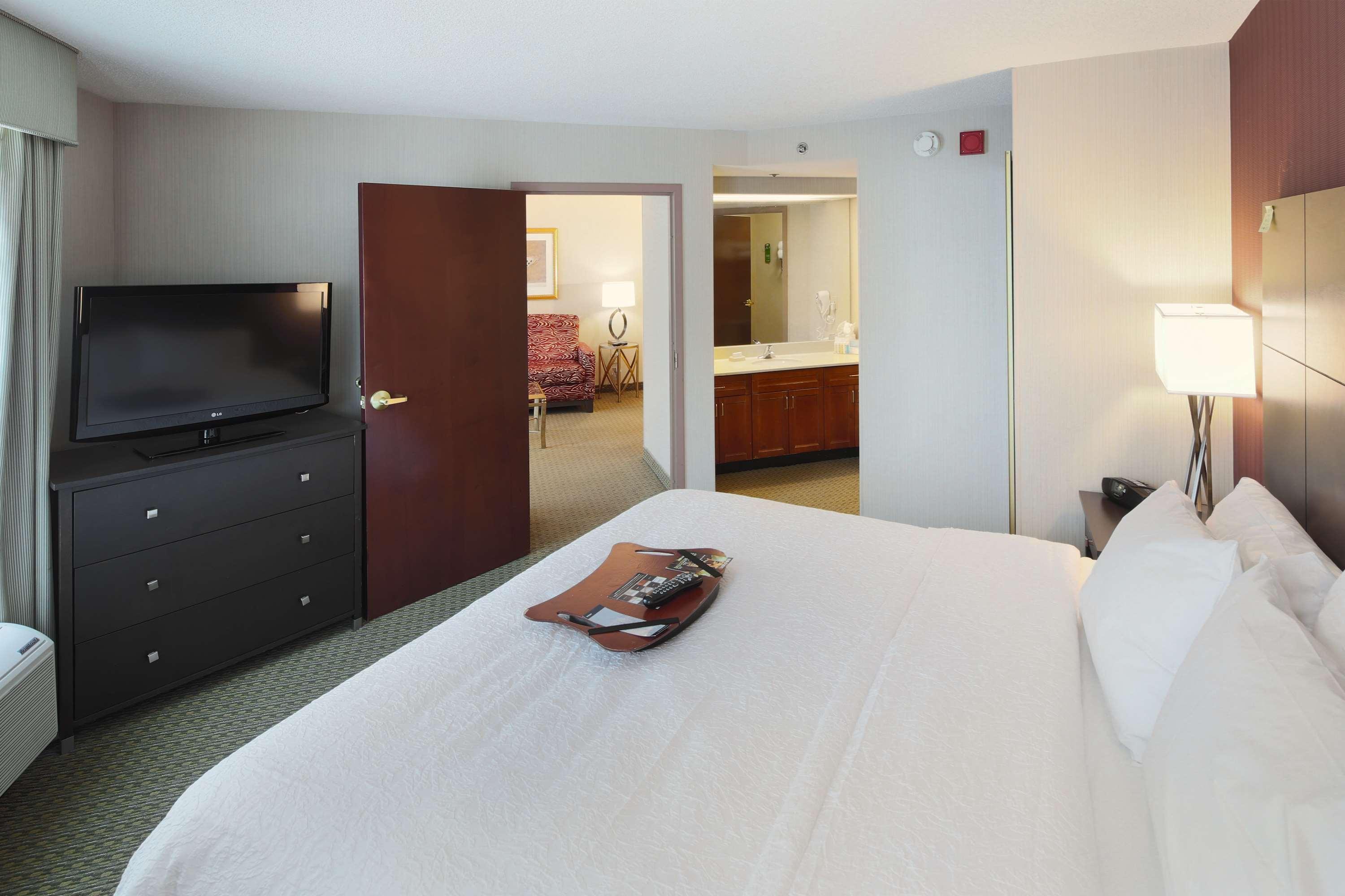 Hampton Inn & Suites Arlington Crystal City Dca Exterior photo
